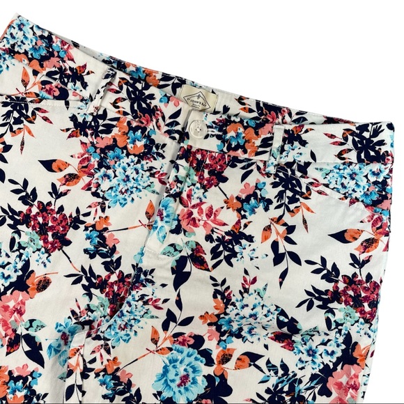 St. John’s bay size 14 white with blues, oranges, reds floral cropped pants - Picture 3 of 14